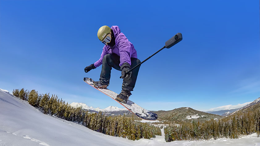 A snowboarder uses Insta360 X4 to capture a 360 shot.